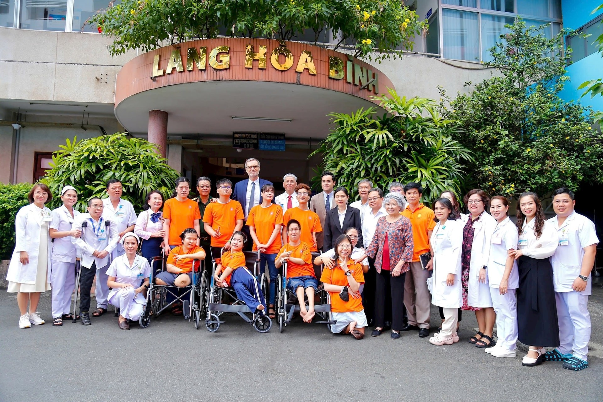 Những người bạn Pháp đến với nạn nhân da cam và trẻ mồ côi Việt Nam Những người bạn Pháp đến với nạn nhân da cam và trẻ mồ côi Việt Nam