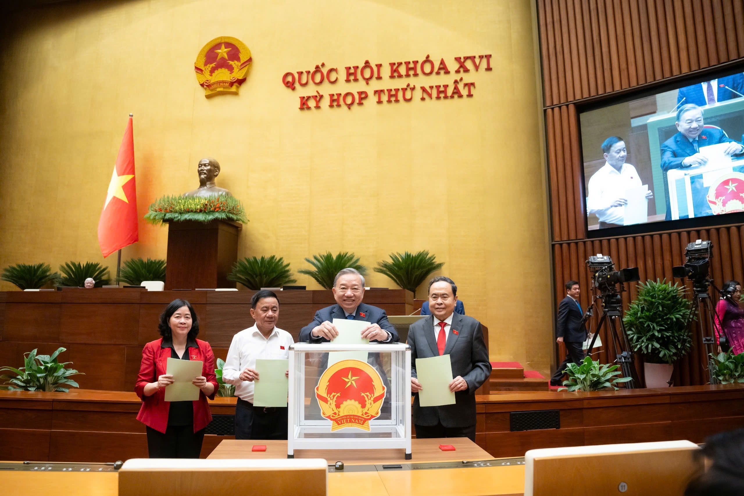 Tổng Bí thư Tô Lâm, Chủ tịch Quốc hội Trần Thanh Mẫn, Thường trực Ban Bí thư Trần Cẩm Tú và Chủ tịch Ủy ban Trung ương MTTQ Việt Nam Bùi Thị Minh Hoài bỏ phiếu bầu Phó Chủ tịch Quốc hội khóa XVI Tổng Bí thư Tô Lâm, Chủ tịch Quốc hội Trần Thanh Mẫn, Thường trực Ban Bí thư Trần Cẩm Tú và Chủ tịch Ủy ban Trung ương MTTQ Việt Nam Bùi Thị Minh Hoài bỏ phiếu bầu Phó Chủ tịch Quốc hội khóa XVI