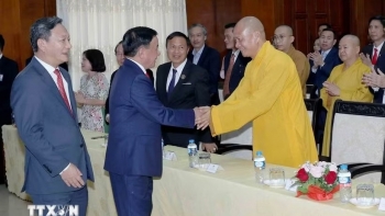 thuong truc ban bi thu gap go can bo dai su quan va cong dong nguoi viet tai lao