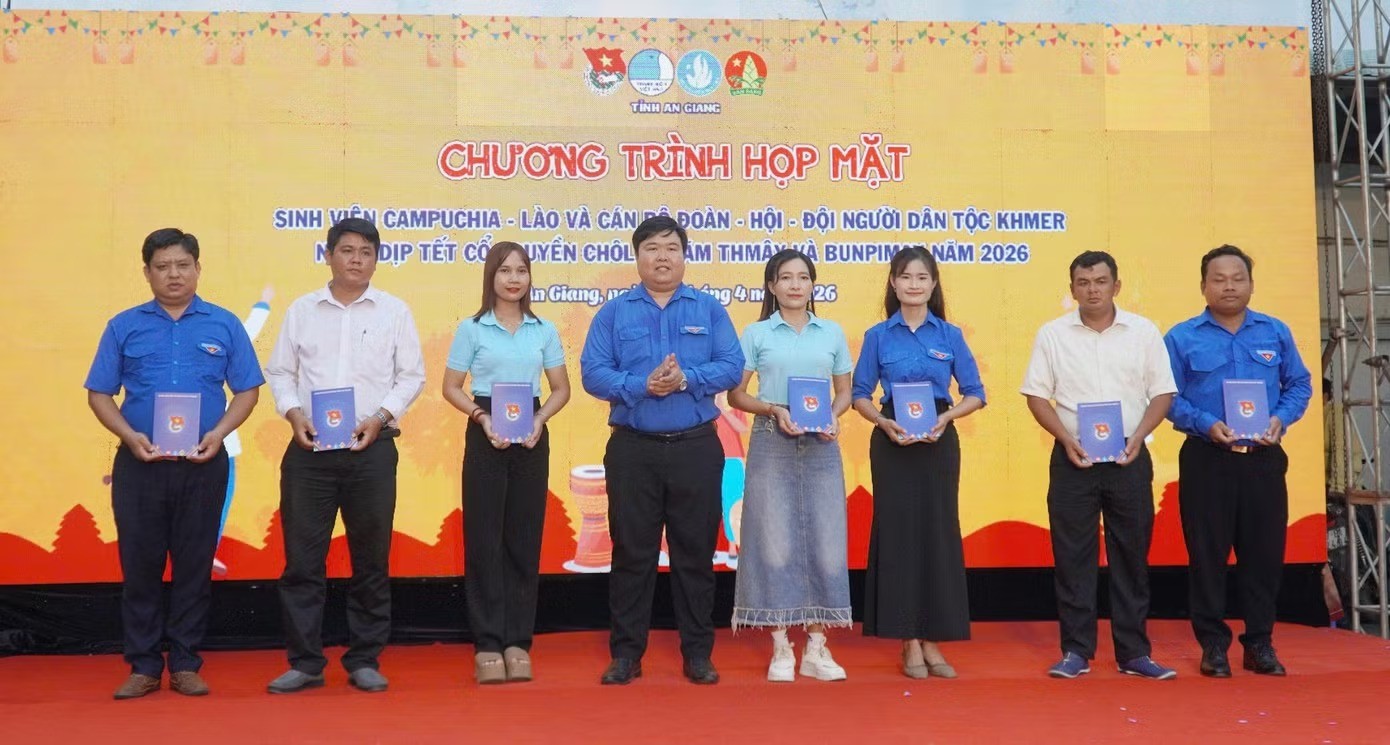 Sinh viên Lào, Campuchia nhận quà tại buổi họp mặt.