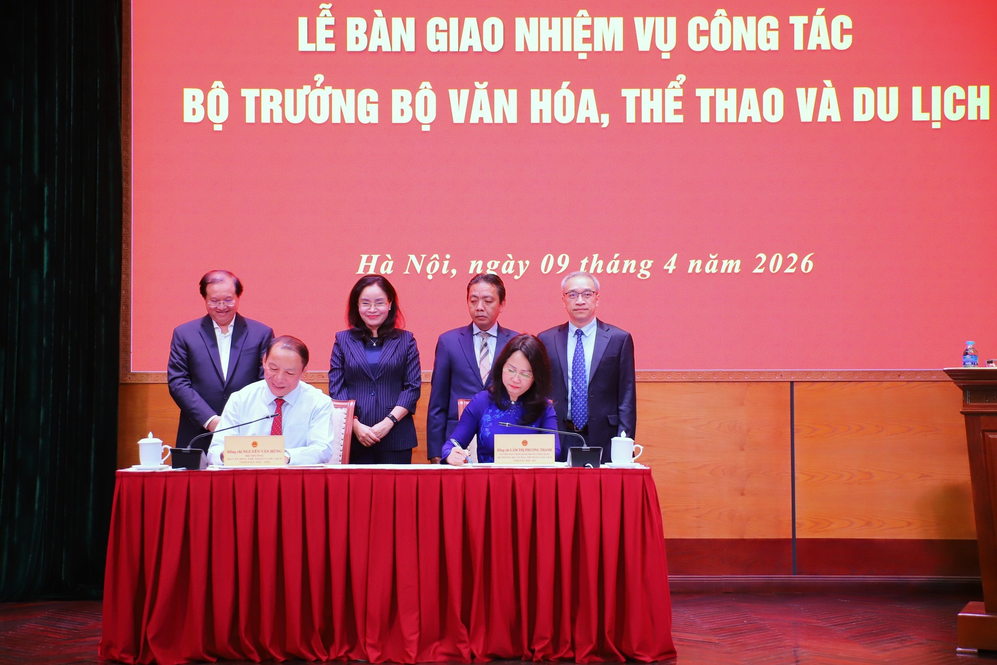 Bộ trưởng Bộ VHTTDL nhiệm kỳ 2021 - 2026 Nguyễn Văn Hùng và Bộ trưởng Bộ VHTTDL nhiệm kỳ 2026 - 2031 Lâm Thị Phương Thanh ký biên bản bàn giao nhiệm vụ công tác Bộ trưởng Bộ VHTTDL. Bộ trưởng Bộ VHTTDL nhiệm kỳ 2021 - 2026 Nguyễn Văn Hùng và Bộ trưởng Bộ VHTTDL nhiệm kỳ 2026 - 2031 Lâm Thị Phương Thanh ký biên bản bàn giao nhiệm vụ công tác Bộ trưởng Bộ VHTTDL.
