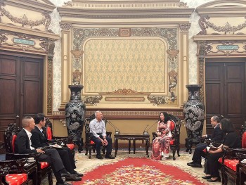 trao tang bang khen cho doanh nhan kieu bao canada nguyen thanh my