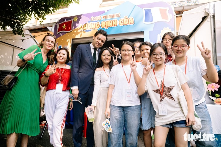 Tổng lãnh sự Pháp tại TP.HCM Etienne Ranaivoson cùng bà Anne Laure Vincent, Tùy viên hợp tác giáo dục, Viện Pháp tại Việt Nam, chụp ảnh cùng các bạn học sinh tham gia Ngày hội Pháp ngữ 2026 Tổng lãnh sự Pháp tại TP.HCM Etienne Ranaivoson cùng bà Anne Laure Vincent, Tùy viên hợp tác giáo dục, Viện Pháp tại Việt Nam, chụp ảnh cùng các bạn học sinh tham gia Ngày hội Pháp ngữ 2026