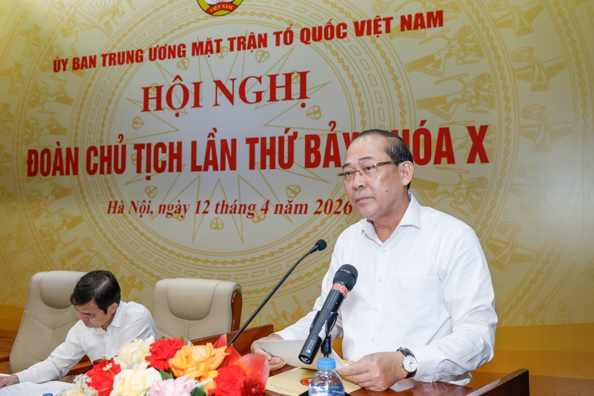  Phó Chủ tịch Ủy ban Trung ương MTTQ Việt Nam Hoàng Công Thủy trình bày Tờ trình tại Hội nghị. (Ảnh: Quang Vinh)