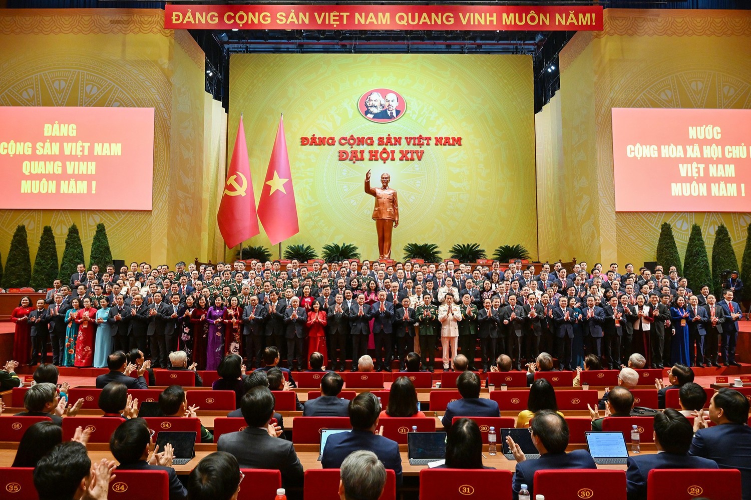 Ban Chấp hành Trung ương khóa XIV ra mắt Đại hội Ban Chấp hành Trung ương khóa XIV ra mắt Đại hội