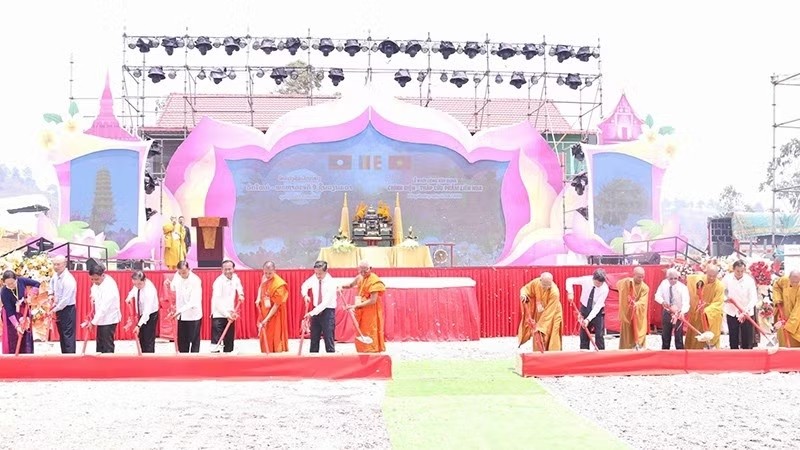 Các đại biểu thực hiện nghi thức Lễ khởi công xây dựng Chính điện chùa Hữu Nghị-Khu điện thờ các Anh hùng liệt sĩ Lào-Việt Nam. 