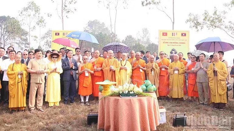 Nghi lễ chuẩn bị đúc Đại hồng chung. 