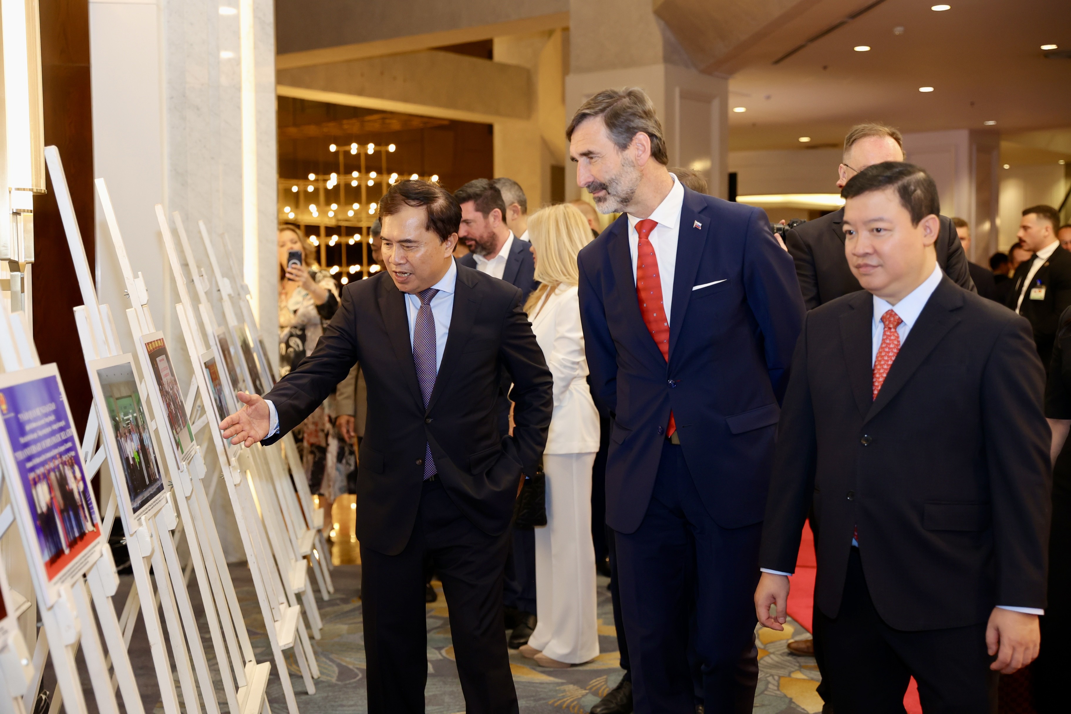 Chủ tịch Hội Hữu nghị Việt Nam-Slovakia Lê Quang Hùng giới thiệu với Bộ trưởng Ngoại giao và các vấn đề châu Âu nước Cộng hòa Slovakia Juraj Blanár những bức ảnh về quan hệ hữu nghị Việt Nam-Slovakia được trưng bày trong khuôn khổ sự kiện. (Ảnh: KHÁNH LAN) Chủ tịch Hội Hữu nghị Việt Nam-Slovakia Lê Quang Hùng giới thiệu với Bộ trưởng Ngoại giao và các vấn đề châu Âu nước Cộng hòa Slovakia Juraj Blanár những bức ảnh về quan hệ hữu nghị Việt Nam-Slovakia được trưng bày trong khuôn khổ sự kiện. (Ảnh: KHÁNH LAN)