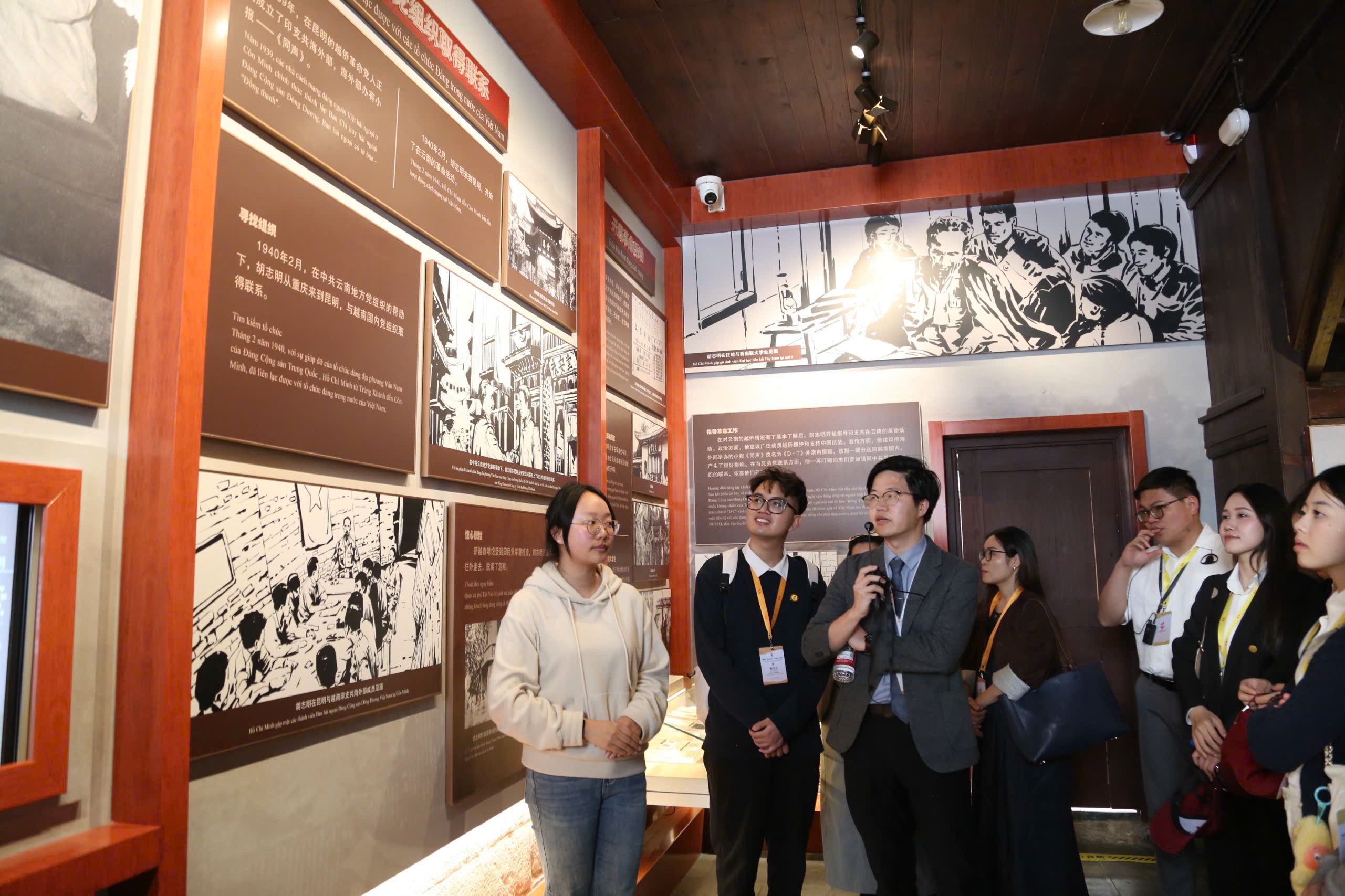 Lê Văn Đại (Thứ hai từ trái qua) Tham quan Nơi ở cũ của Bác Hồ tại Côn Minh. (Ảnh: NVCC) Lê Văn Đại (Thứ hai từ trái qua) Tham quan Nơi ở cũ của Bác Hồ tại Côn Minh. (Ảnh: NVCC)