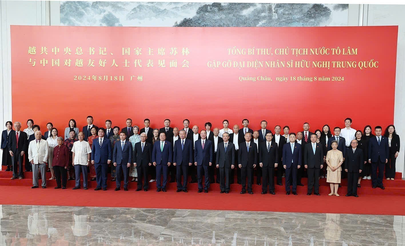 Bà Vu Thục Huệ (hàng đầu, thứ 2 từ phải qua) chụp ảnh củng Tổng Bí thư Tô Lâm và các nhân sỹ hữu nghị. Bà Vu Thục Huệ (hàng đầu, thứ 2 từ phải qua) chụp ảnh củng Tổng Bí thư Tô Lâm và các nhân sỹ hữu nghị.