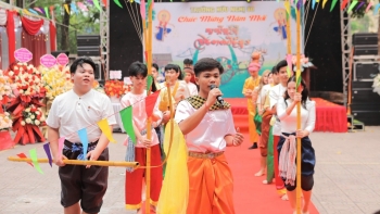 luu hoc sinh lao campuchia don tet co truyen tai truong huu nghi 80