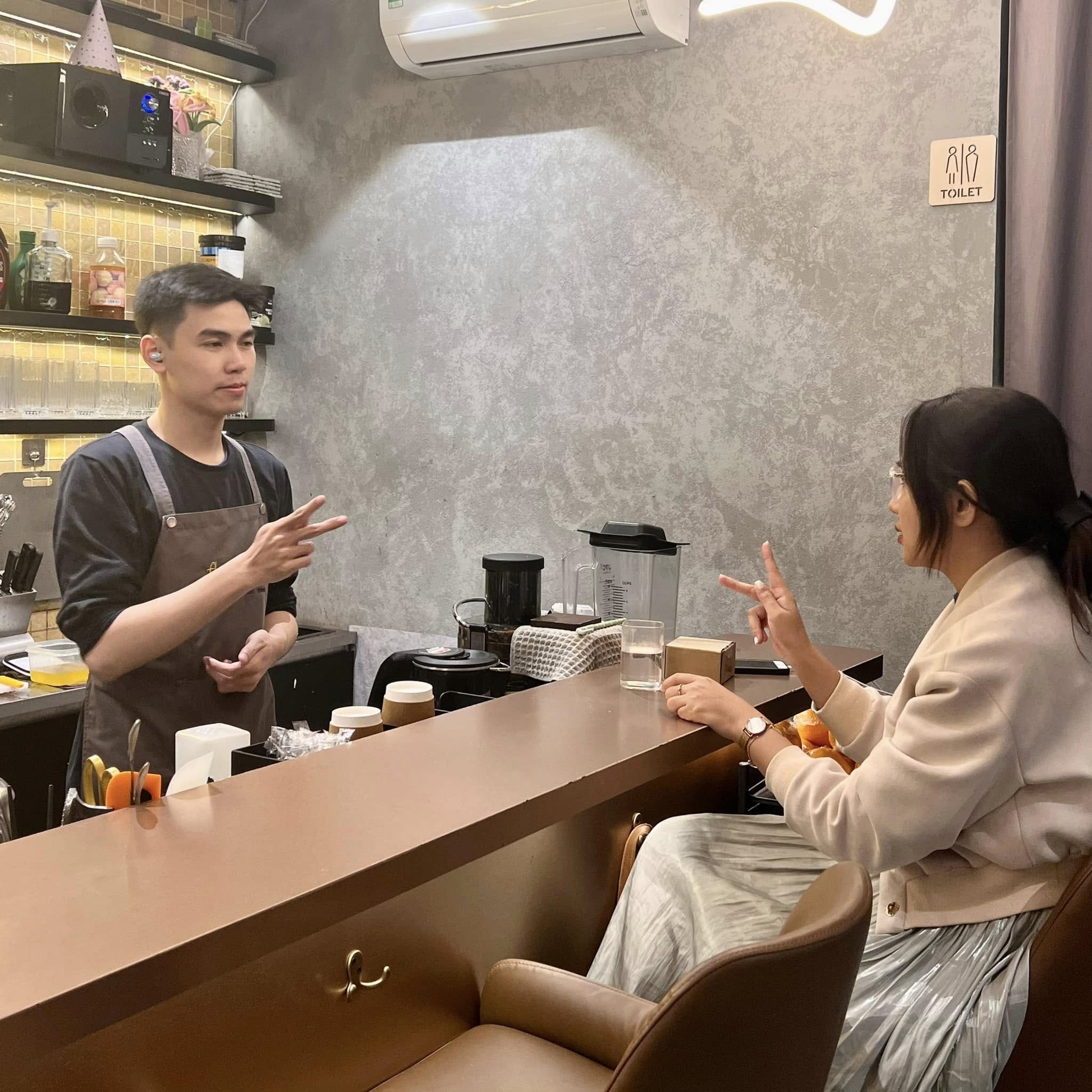 quán cà phê Flow-ee trên phố Thể Giao vận hành với phần lớn nhân viên là người khiếm thính quán cà phê Flow-ee trên phố Thể Giao vận hành với phần lớn nhân viên là người khiếm thính