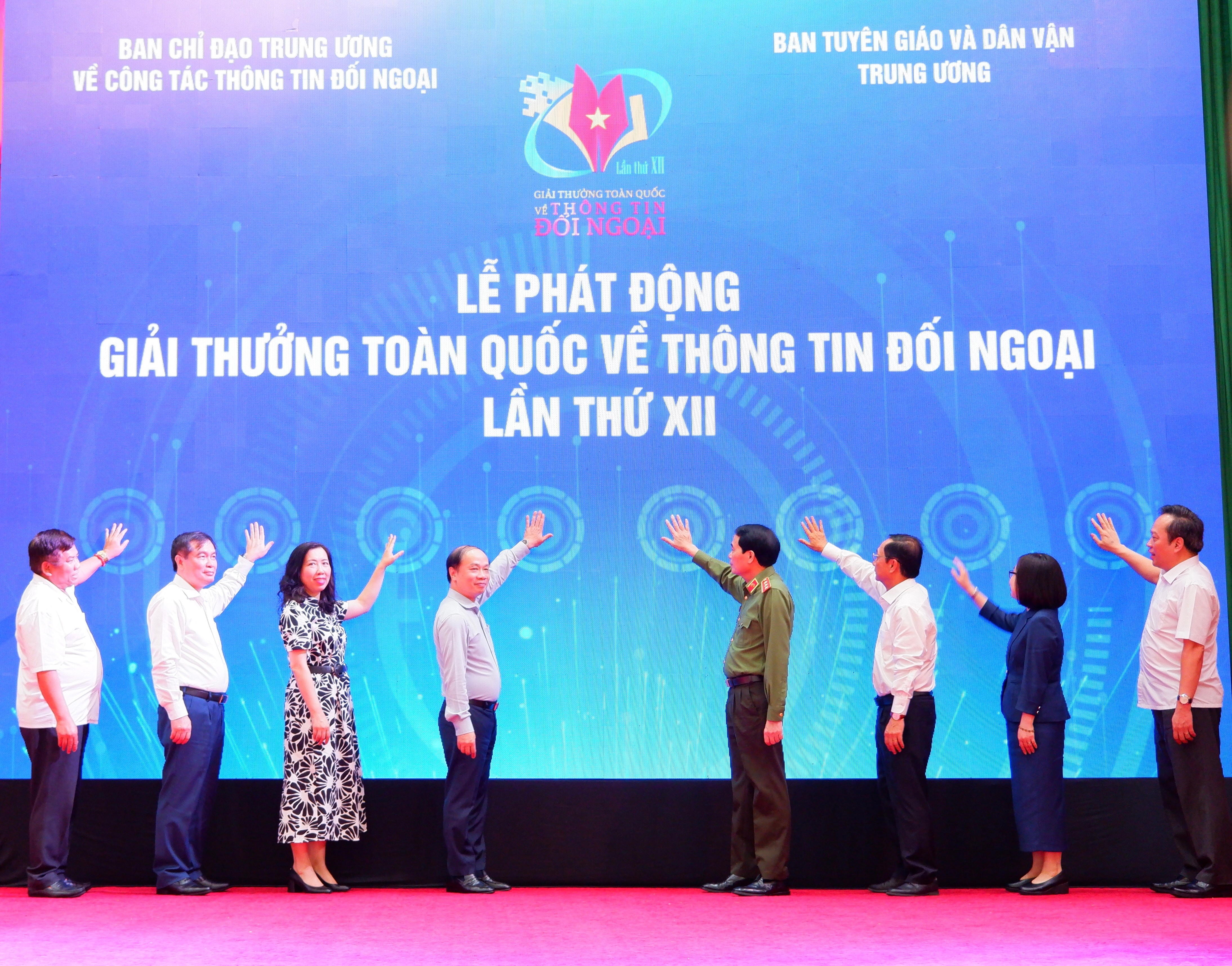 Các đại biểu thực hiện nghi thức phát động Giải thưởng toàn quốc về thông tin đối ngoại lần thứ 12, năm 2026. (Ảnh: Báo Đại biểu Nhân dân) Các đại biểu thực hiện nghi thức phát động Giải thưởng toàn quốc về thông tin đối ngoại lần thứ 12, năm 2026. (Ảnh: Báo Đại biểu Nhân dân)