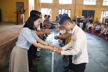 tzu chi trao 700 suat hoc bong cho hoc sinh sinh vien kho khan o hai phong