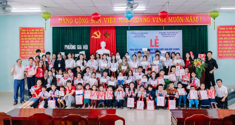 Zhi Shan hỗ trợ 248 suất học bổng, 3 thư viện cho học sinh, sinh viên ở Huế