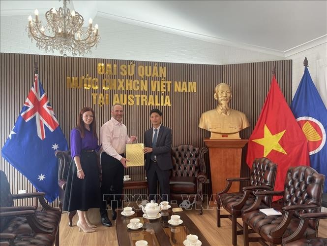 Vợ chồng ông Glenn Mathews trao lại cuốn nhật ký của liệt sĩ Võ Văn Công cho đại diện Đại sứ quán Việt Nam tại Australia - Tham tán Công sứ Nghiêm Xuân Hoà. Ảnh: TTXVN phát