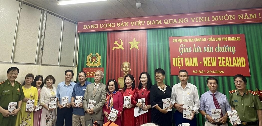 Các tác giả chụp ảnh ra mắt “Tập thơ hợp tuyển Việt Nam - New Zealand”. Các tác giả chụp ảnh ra mắt “Tập thơ hợp tuyển Việt Nam - New Zealand”.