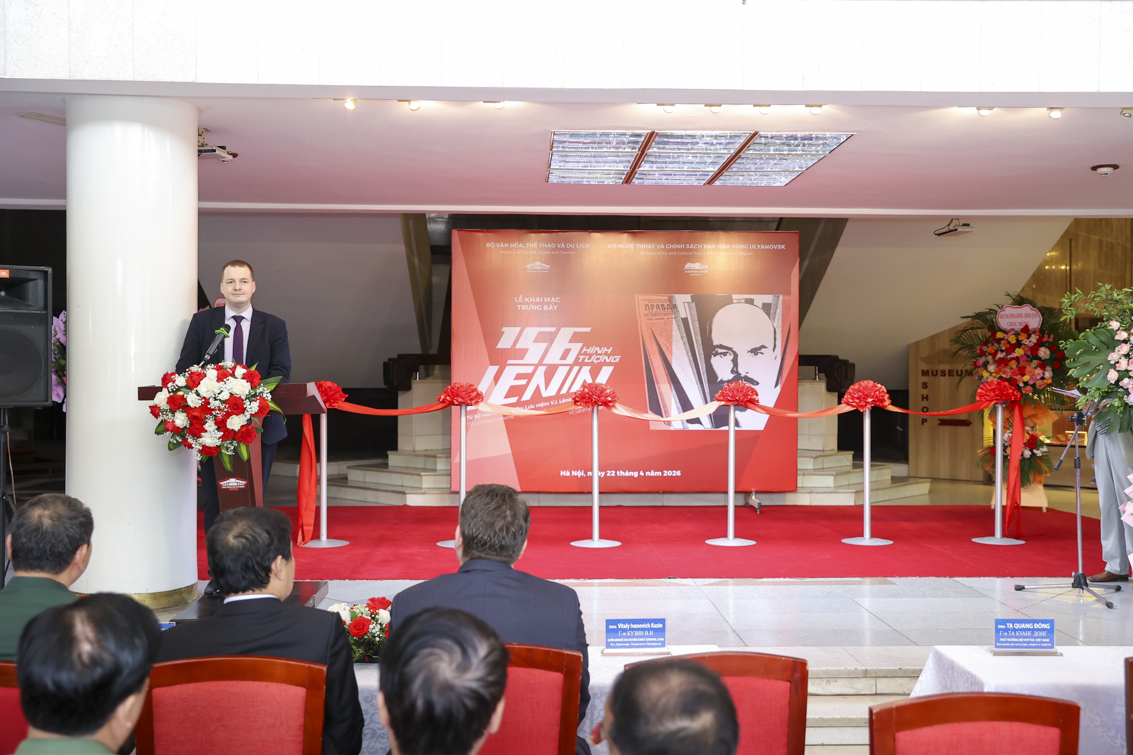 156 hình tượng Lênin: kể chuyện bằng nghệ thuật 156 hình tượng Lênin: kể chuyện bằng nghệ thuật