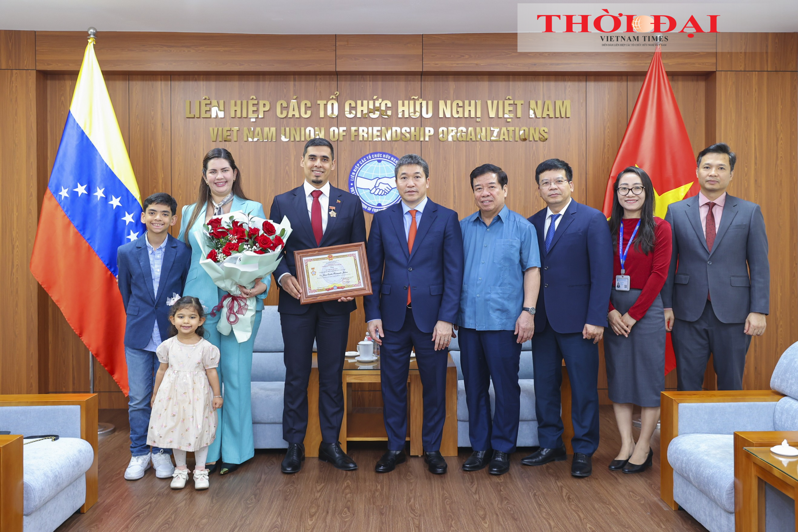 Chủ tịch Liên hiệp các tổ chức hữu nghị Việt Nam Phan Anh Sơn cùng các đại biểu chụp ảnh lưu niệm cùng gia đình Đại sứ Venezuela tại Việt Nam Juan Carlos Fernandes Juaréz. (Ảnh: Đinh Hòa)