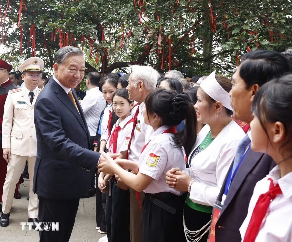 Tổng Bí thư, Chủ tịch nước Tô Lâm với các tầng lớp nhân dân tại Khu di tích lịch sử Quốc gia Đặc biệt Đền Hùng. (Ảnh: Thống Nhất/TTXVN)