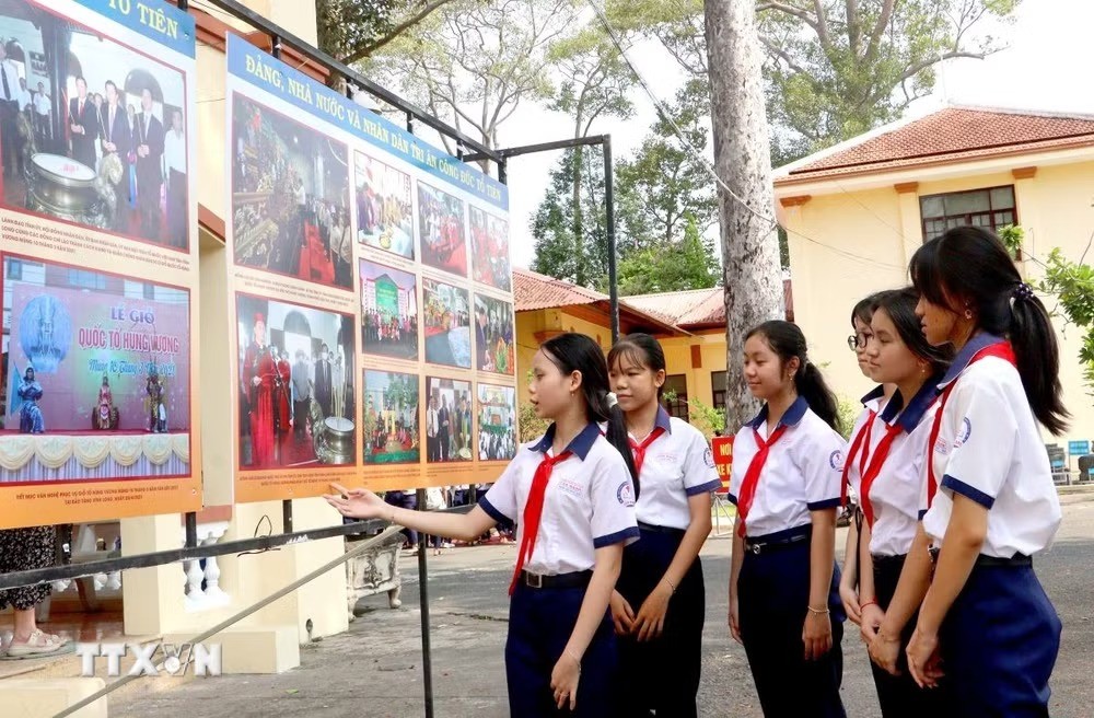 Học sinh tham quan trưng bày hình ảnh về hoạt động Giỗ Tổ Hùng Vương tại tỉnh Vĩnh Long qua các thời kỳ. (Ảnh: Lê Thúy Hằng/TTXVN) Học sinh tham quan trưng bày hình ảnh về hoạt động Giỗ Tổ Hùng Vương tại tỉnh Vĩnh Long qua các thời kỳ. (Ảnh: Lê Thúy Hằng/TTXVN)