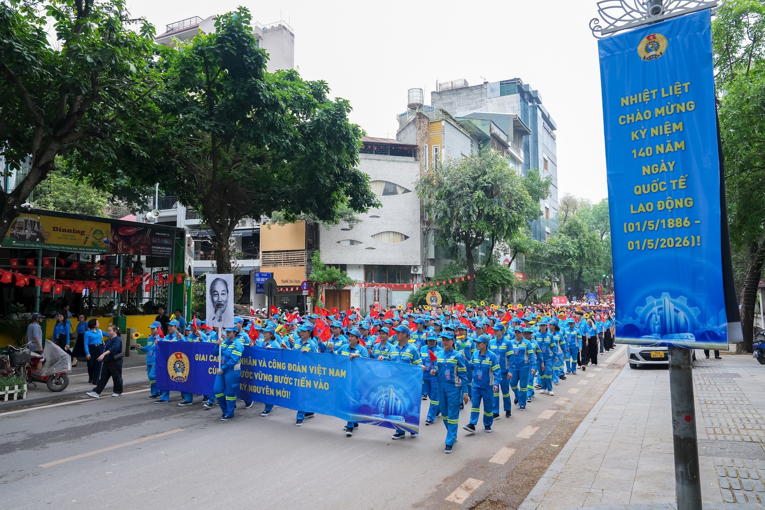 Hơn 1.000 đoàn viên, công nhân lao động diễu hành kỷ niệm 140 năm Ngày Quốc tế Lao động