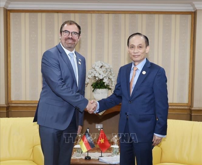 Bộ trưởng Ngoại giao Lê Hoài Trung gặp Quốc vụ khanh Bộ Ngoại giao Đức Florian Hahn. Bộ trưởng Ngoại giao Lê Hoài Trung gặp Quốc vụ khanh Bộ Ngoại giao Đức Florian Hahn.