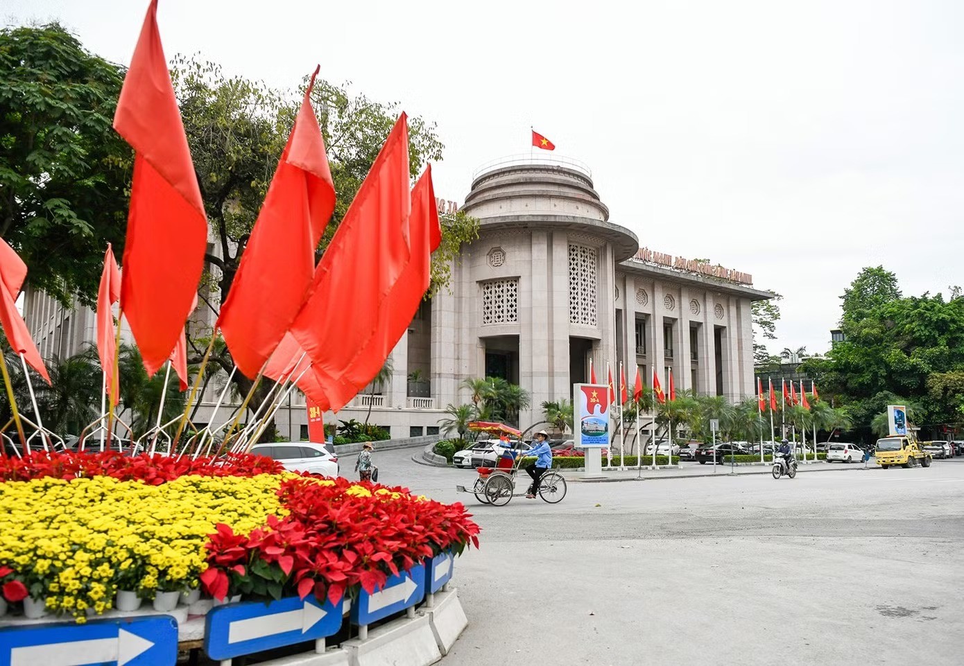 Khu vực trước trụ sở Ngân hàng Nhà nước Việt Nam được trang hoàng với hàng cờ đỏ sao vàng, cờ búa liềm nhân dịp 51 năm Ngày Giải phóng miền Nam, thống nhất đất nước và Quốc tế Lao động 1/5. Khu vực trước trụ sở Ngân hàng Nhà nước Việt Nam được trang hoàng với hàng cờ đỏ sao vàng, cờ búa liềm nhân dịp 51 năm Ngày Giải phóng miền Nam, thống nhất đất nước và Quốc tế Lao động 1/5.
