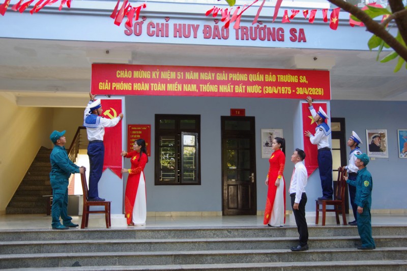 Quân, dân Trường Sa sôi nổi chào mừng ngày 30/4 và 1/5