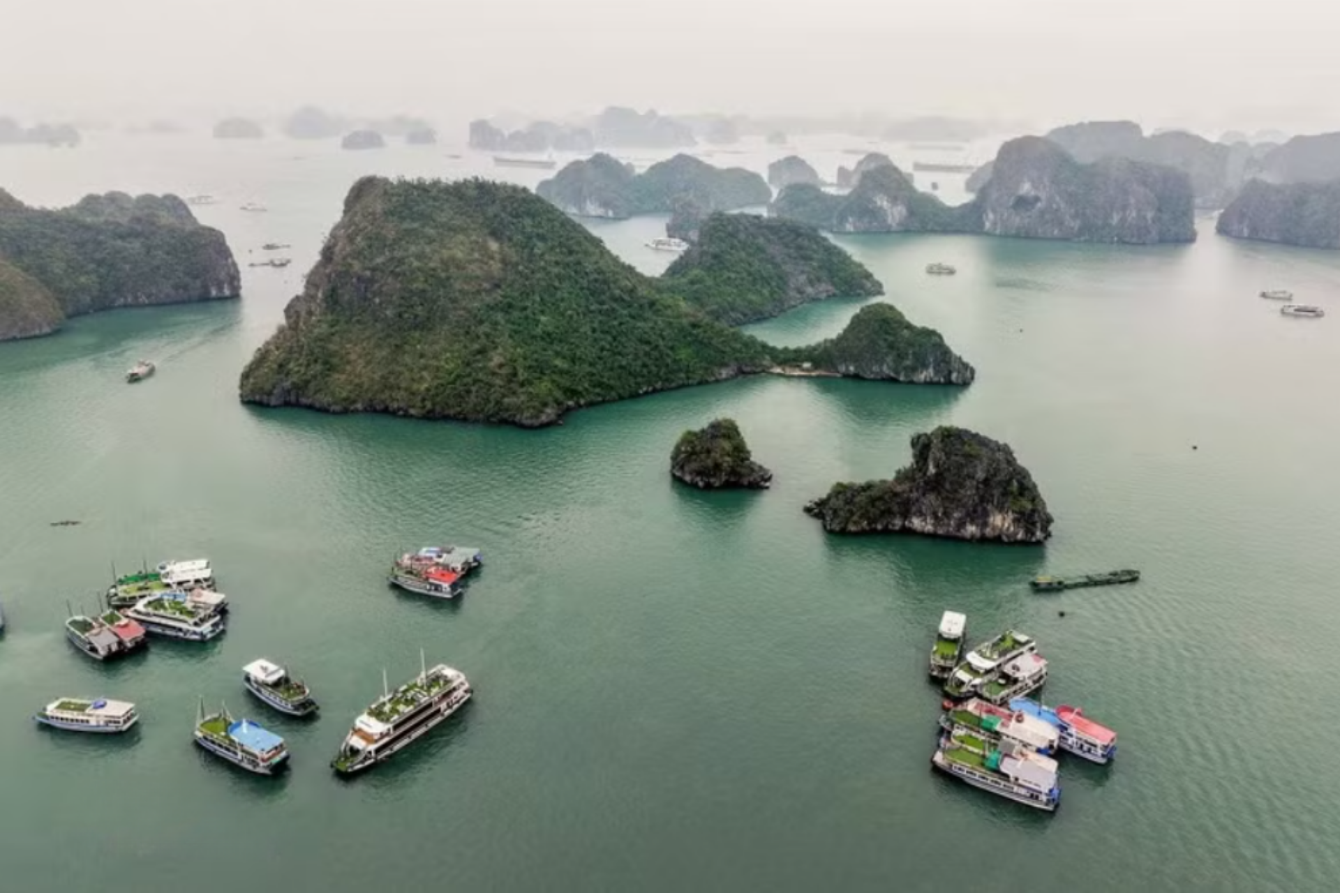 Cảnh quan thiên nhiên tuyệt đẹp của Vịnh Hạ Long thu hút nhiều du khách tới tham quan, khám phá.