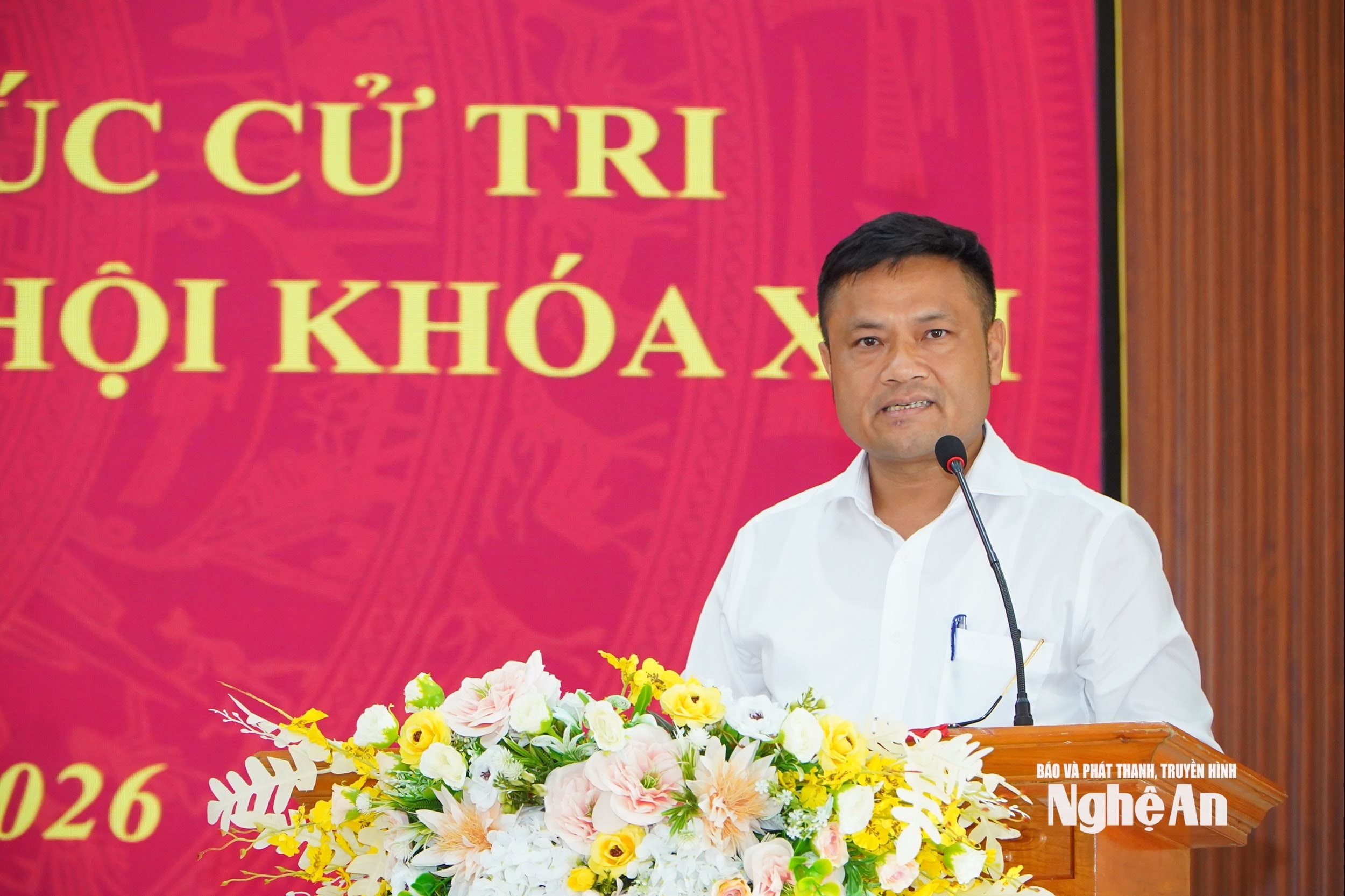 Ông Hoàng Đình Sơn - Chủ tịch UBND xã Tân Kỳ trả lời một số nội dung thuộc thẩm quyền. Ảnh: Bông Mai