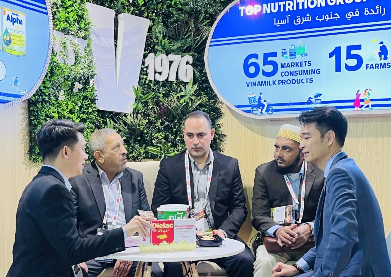Hình 2 (báo chọn 1 trong các hình): Vinamilk gặp gỡ đối tác, xúc tiến thương mại tại Hội chợ Quốc tế về Thực phẩm và Đồ uống Gulfood 2026 (tại Dubai) vào tháng 1/2026 và vẫn đảm bảo các đơn hàng xuất khẩu qua thị trường Trung Đông trong quý 1. Ảnh: Vi Nam Hình 2 (báo chọn 1 trong các hình): Vinamilk gặp gỡ đối tác, xúc tiến thương mại tại Hội chợ Quốc tế về Thực phẩm và Đồ uống Gulfood 2026 (tại Dubai) vào tháng 1/2026 và vẫn đảm bảo các đơn hàng xuất khẩu qua thị trường Trung Đông trong quý 1. Ảnh: Vi Nam
