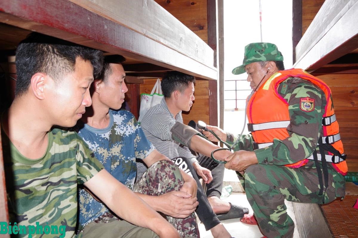 Đồn Biên phòng Bạch Long Vĩ cứu nạn thành công 2 tàu cá nước ngoài Đồn Biên phòng Bạch Long Vĩ cứu nạn thành công 2 tàu cá nước ngoài