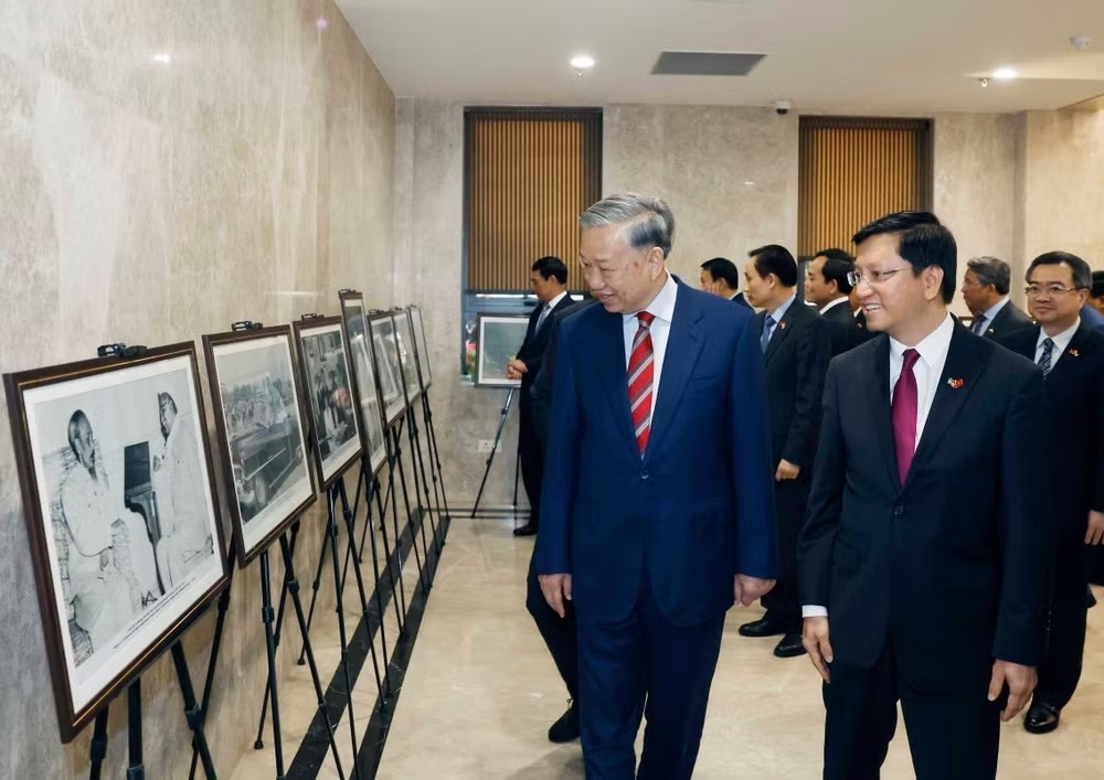 Tổng Bí thư, Chủ tịch nước Tô Lâm gặp gỡ cán bộ Đại sứ quán và cộng đồng người Việt Nam tại Ấn Độ Tổng Bí thư, Chủ tịch nước Tô Lâm gặp gỡ cán bộ Đại sứ quán và cộng đồng người Việt Nam tại Ấn Độ