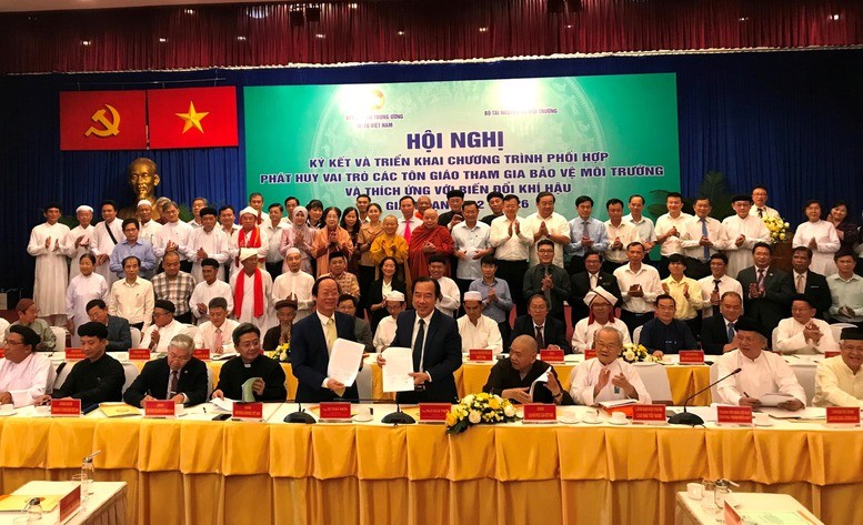 Lễ ký kết phối hợp bảo vệ môi trường giữa Ban Thường trực Ủy ban Trung ương MTTQ Việt Nam với Bộ Tài nguyên và Môi trường cùng 43 tổ chức tôn giáo, tháng 11/2022 tại TP.HCM. (Ảnh: Báo Chính phủ) Lễ ký kết phối hợp bảo vệ môi trường giữa Ban Thường trực Ủy ban Trung ương MTTQ Việt Nam với Bộ Tài nguyên và Môi trường cùng 43 tổ chức tôn giáo, tháng 11/2022 tại TP.HCM. (Ảnh: Báo Chính phủ)