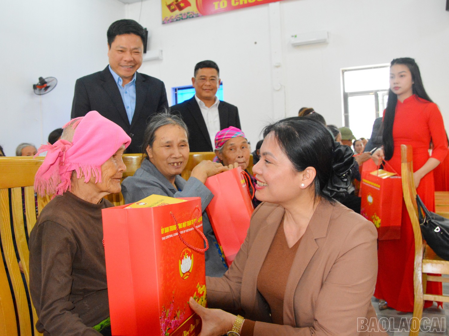 Hà Thị Nga - Ủy viên Trung ương Đảng, Phó Chủ tịch - Tổng Thư ký Ủy ban Trung ương Mặt trận Tổ quốc Việt Nam làm Trưởng đoàn đã đến thăm, tặng quà Tết tại xã Châu Quế, nhân dịp Tết Nguyên đán Bính Ngọ năm 2026. Hà Thị Nga - Ủy viên Trung ương Đảng, Phó Chủ tịch - Tổng Thư ký Ủy ban Trung ương Mặt trận Tổ quốc Việt Nam làm Trưởng đoàn đã đến thăm, tặng quà Tết tại xã Châu Quế, nhân dịp Tết Nguyên đán Bính Ngọ năm 2026.