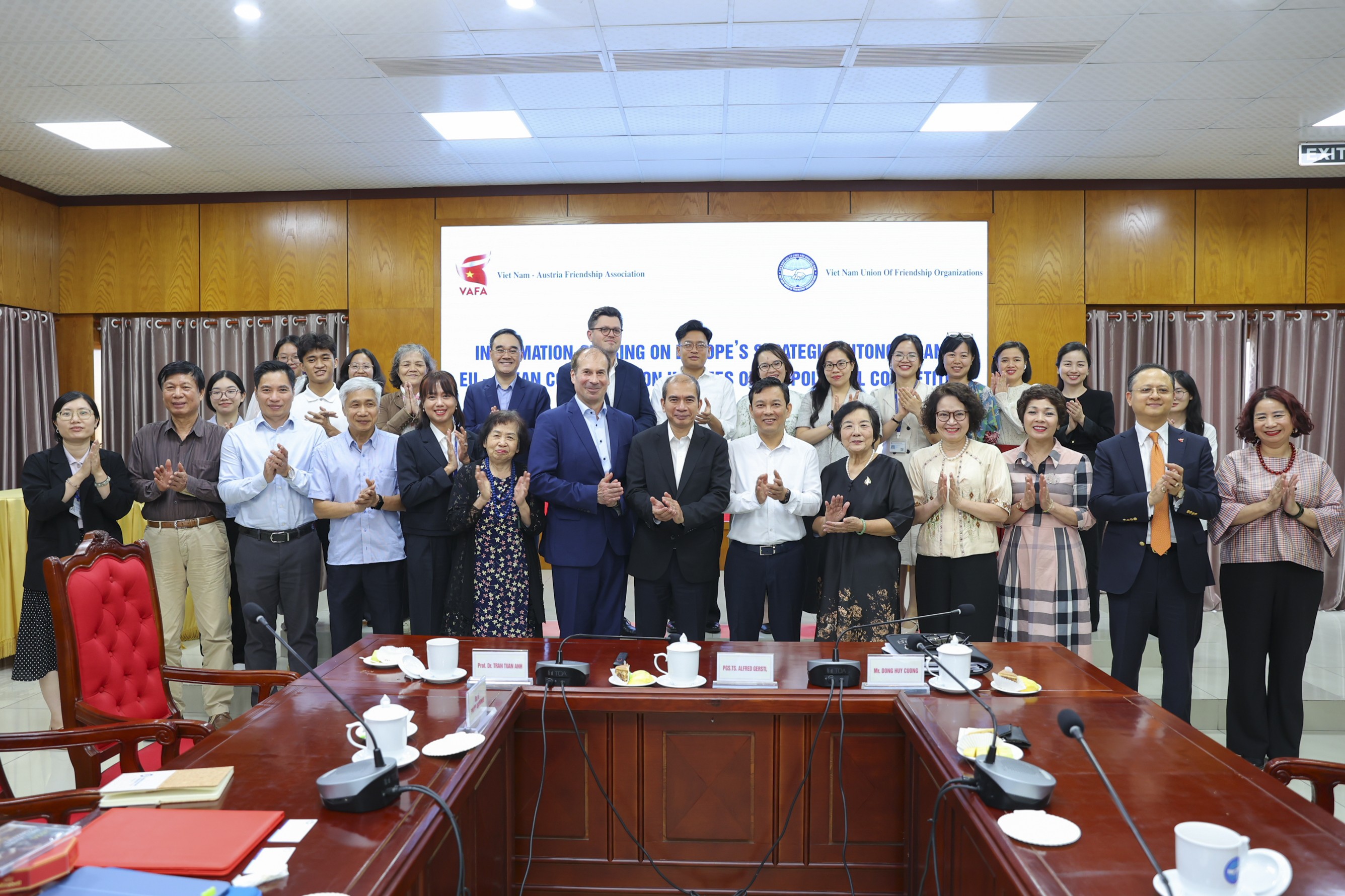 Hội hữu nghị Việt Nam - Áo và Hội Áo - Việt Nam ký Bản ghi nhớ hợp tác Hội hữu nghị Việt Nam - Áo và Hội Áo - Việt Nam ký Bản ghi nhớ hợp tác
