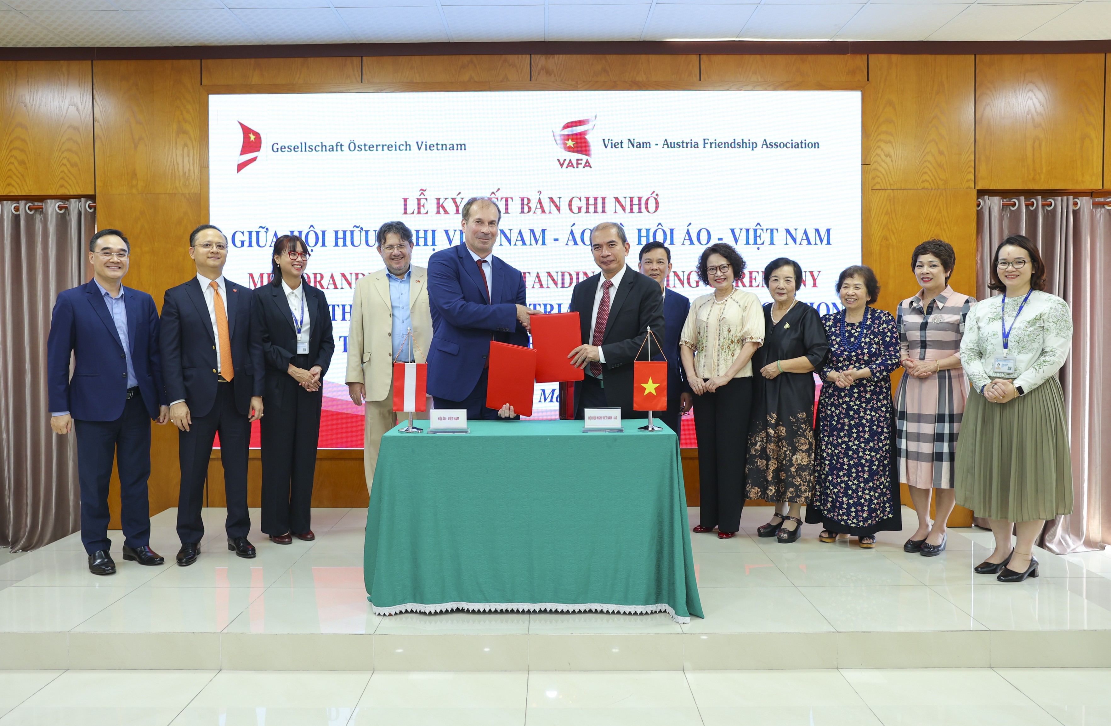 Hội hữu nghị Việt Nam - Áo và Hội Áo - Việt Nam ký Bản ghi nhớ hợp tác Hội hữu nghị Việt Nam - Áo và Hội Áo - Việt Nam ký Bản ghi nhớ hợp tác