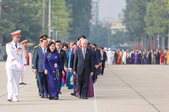 Đoàn đại biểu tham dự Đại hội đại biểu toàn quốc MTTQ Việt Nam lần thứ XI vào Lăng viếng Chủ tịch Hồ Chí Minh Đoàn đại biểu tham dự Đại hội đại biểu toàn quốc MTTQ Việt Nam lần thứ XI vào Lăng viếng Chủ tịch Hồ Chí Minh