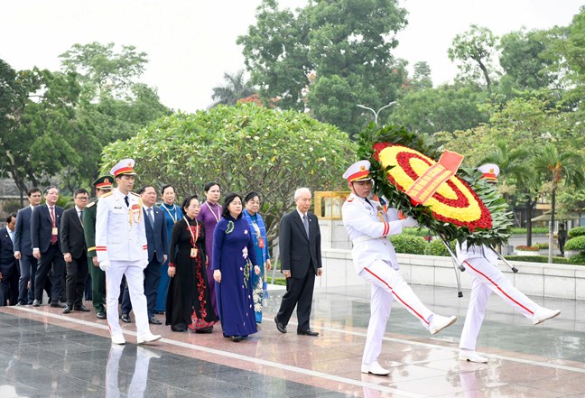 Đoàn đại biểu tham dự Đại hội đại biểu toàn quốc MTTQ Việt Nam lần thứ XI vào Lăng viếng Chủ tịch Hồ Chí Minh Đoàn đại biểu tham dự Đại hội đại biểu toàn quốc MTTQ Việt Nam lần thứ XI vào Lăng viếng Chủ tịch Hồ Chí Minh