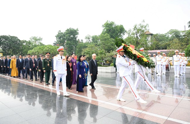 Đoàn đại biểu tham dự Đại hội đại biểu toàn quốc MTTQ Việt Nam lần thứ XI vào Lăng viếng Chủ tịch Hồ Chí Minh Đoàn đại biểu tham dự Đại hội đại biểu toàn quốc MTTQ Việt Nam lần thứ XI vào Lăng viếng Chủ tịch Hồ Chí Minh