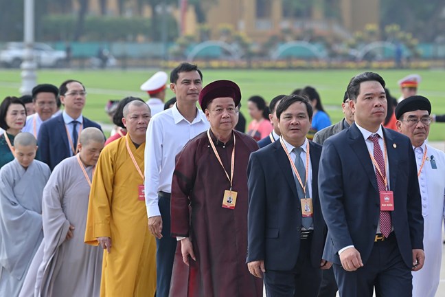 Đoàn đại biểu tham dự Đại hội đại biểu toàn quốc MTTQ Việt Nam lần thứ XI vào Lăng viếng Chủ tịch Hồ Chí Minh Đoàn đại biểu tham dự Đại hội đại biểu toàn quốc MTTQ Việt Nam lần thứ XI vào Lăng viếng Chủ tịch Hồ Chí Minh