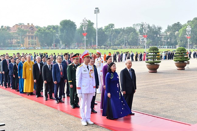 Đoàn đại biểu tham dự Đại hội đại biểu toàn quốc MTTQ Việt Nam lần thứ XI vào Lăng viếng Chủ tịch Hồ Chí Minh Đoàn đại biểu tham dự Đại hội đại biểu toàn quốc MTTQ Việt Nam lần thứ XI vào Lăng viếng Chủ tịch Hồ Chí Minh
