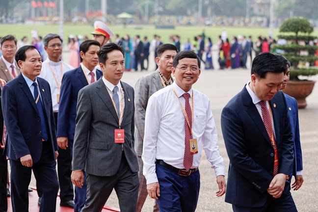Đoàn đại biểu tham dự Đại hội đại biểu toàn quốc MTTQ Việt Nam lần thứ XI vào Lăng viếng Chủ tịch Hồ Chí Minh Đoàn đại biểu tham dự Đại hội đại biểu toàn quốc MTTQ Việt Nam lần thứ XI vào Lăng viếng Chủ tịch Hồ Chí Minh