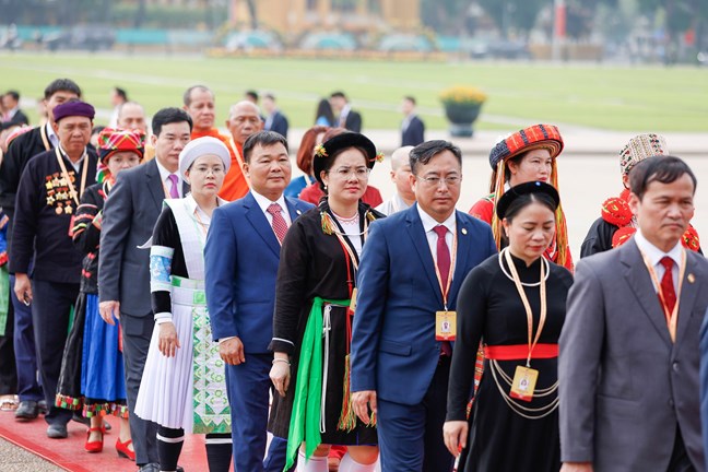 Đoàn đại biểu tham dự Đại hội đại biểu toàn quốc MTTQ Việt Nam lần thứ XI vào Lăng viếng Chủ tịch Hồ Chí Minh Đoàn đại biểu tham dự Đại hội đại biểu toàn quốc MTTQ Việt Nam lần thứ XI vào Lăng viếng Chủ tịch Hồ Chí Minh