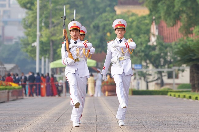 Đoàn đại biểu tham dự Đại hội đại biểu toàn quốc MTTQ Việt Nam lần thứ XI vào Lăng viếng Chủ tịch Hồ Chí Minh Đoàn đại biểu tham dự Đại hội đại biểu toàn quốc MTTQ Việt Nam lần thứ XI vào Lăng viếng Chủ tịch Hồ Chí Minh