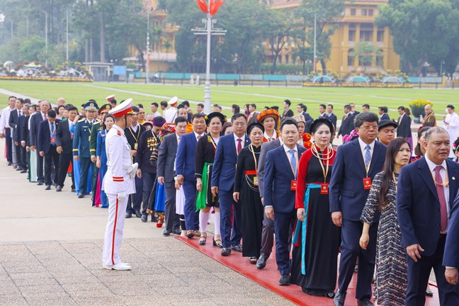 Đoàn đại biểu tham dự Đại hội đại biểu toàn quốc MTTQ Việt Nam lần thứ XI vào Lăng viếng Chủ tịch Hồ Chí Minh Đoàn đại biểu tham dự Đại hội đại biểu toàn quốc MTTQ Việt Nam lần thứ XI vào Lăng viếng Chủ tịch Hồ Chí Minh