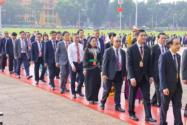 Đoàn đại biểu tham dự Đại hội đại biểu toàn quốc MTTQ Việt Nam lần thứ XI vào Lăng viếng Chủ tịch Hồ Chí Minh Đoàn đại biểu tham dự Đại hội đại biểu toàn quốc MTTQ Việt Nam lần thứ XI vào Lăng viếng Chủ tịch Hồ Chí Minh