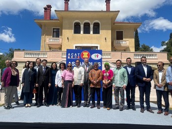 asean va ban be quoc te chung tay vi tre em kho khan tai hy lap