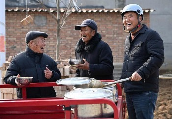 bi thu thon giao com 2 te trong vung nui thiem tay